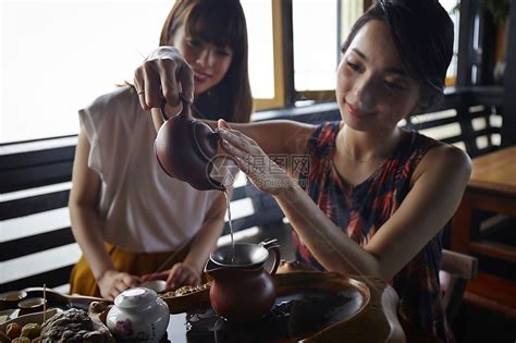 女人在茶馆里泡茶高清图片下载-正版图片502057340-摄图网