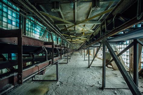废弃工厂旧玻璃砖走廊的高清图片下载-正版图片506221745-摄图网