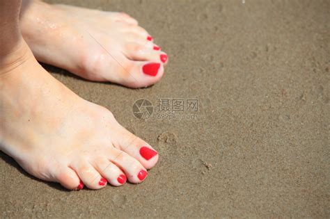女子在水中走路女孩39在沙滩上赤脚腿高清图片下载-正版图片303996470-摄图网
