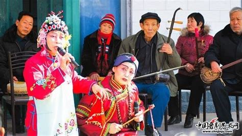 永济市栲栳镇青台庄村村民表演的道情小戏。