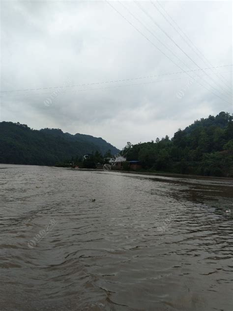 四川眉山遭遇暴雨洪灾袭击 民房农田被淹