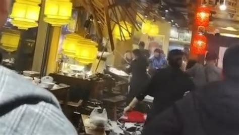 顾客吃饭时祸从天降，房梁坍塌碎石落一地_凤凰网视频_凤凰网
