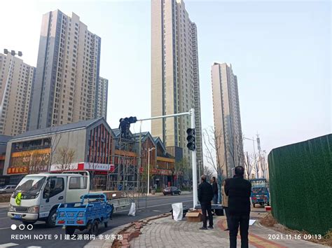 郑州市中原区拆除建筑工地大型布幅广告 公益广告重新“露脸”-大河网