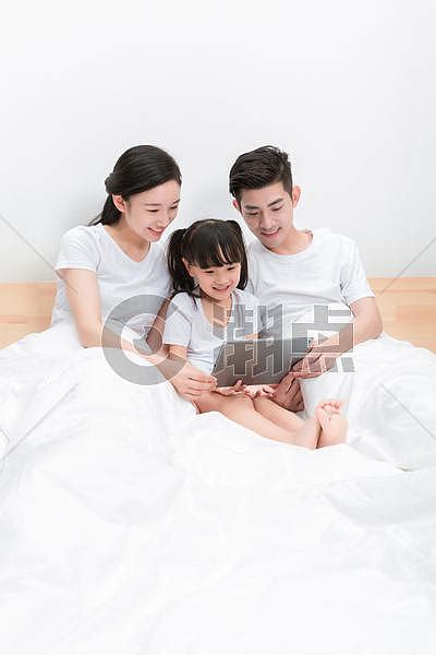 一家人躺在床上看电影摄影图4480*6720图片素材免费下载-编号884365-潮点视频