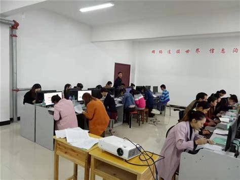 电子商务培训学员在操作中-萍乡市湘东中等专业学校