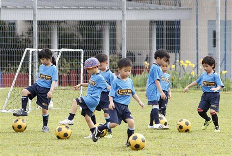 小孩子如何正确的练习足球