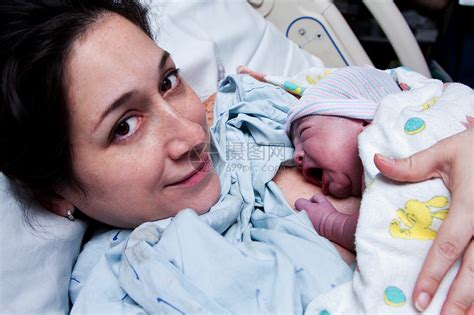 婴儿出生后抚养新生儿的幸福母亲高清图片下载-正版图片321099129-摄图网