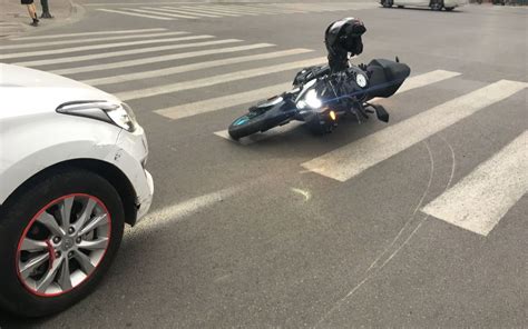 小区口车撞摩托车视频 _网络排行榜