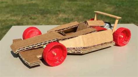 用纸板箱手工制作橡皮筋动力车的方法_爱折纸网
