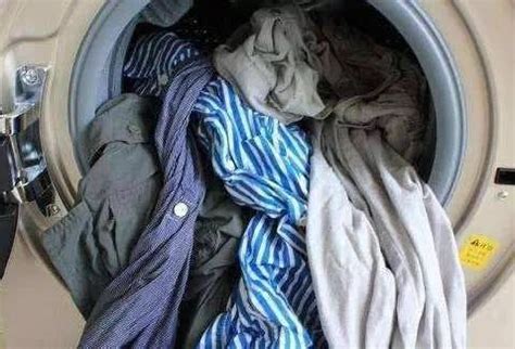 家庭主妇清洗衣物闻脏衣物高清图片下载-正版图片501714037-摄图网