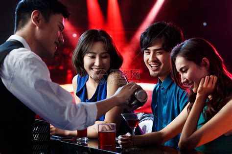 青年人在酒吧喝酒高清图片下载-正版图片507668532-摄图网
