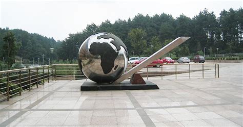 地球仪雕塑-山东济南雕塑|不锈钢雕塑|校园雕塑|玻璃钢雕塑-济南富源雕塑