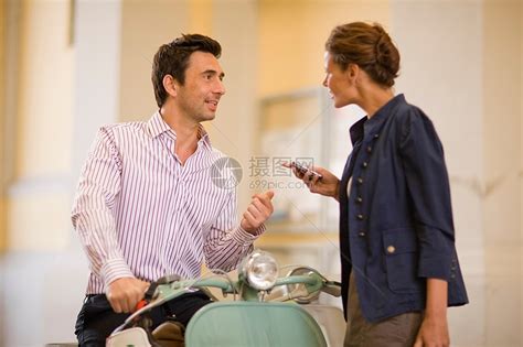 在走廊里和男人说话的女人高清图片下载-正版图片501516660-摄图网