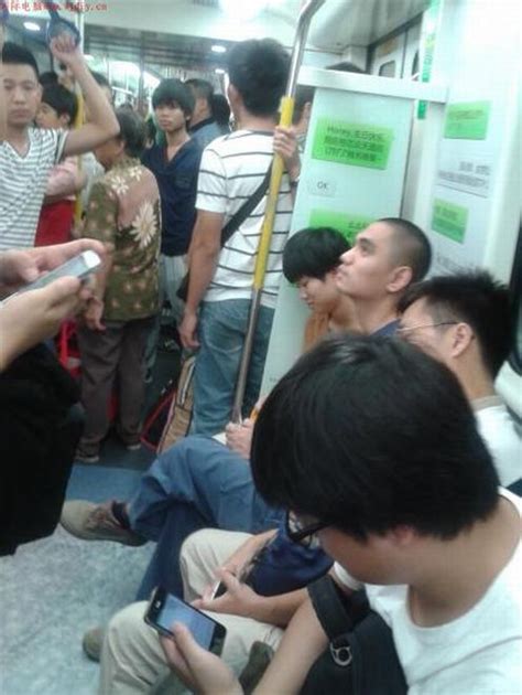 深圳龙华线地铁老人与小孩没人让坐位