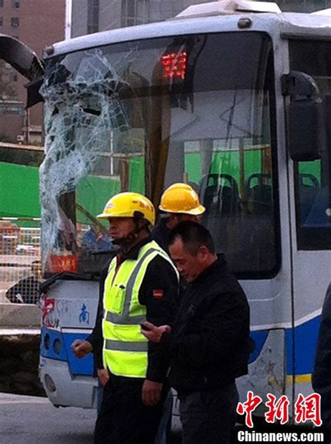 男子跳下站台被挤压身亡 事发南京南站 当时列车已进站 消防人员破拆站台救人 律师称火车站也有责任|站台|男子|列车_新浪新闻