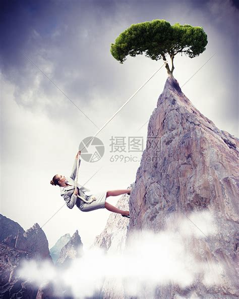 女商人爬山女商人攀登陡峭的山,树挂绳子上高清图片下载-正版图片300318658-摄图网