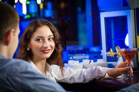 酒吧里的年轻女人高清图片下载-正版图片501503388-摄图网