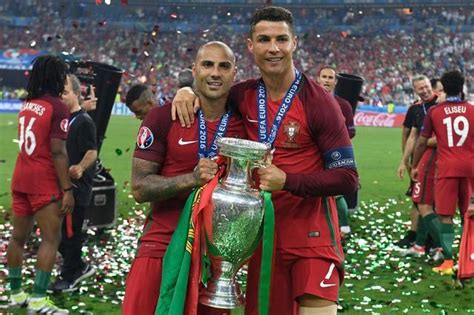 欧洲杯-C罗梅开二度破纪录 葡萄牙3-0完胜匈牙利_手机新浪网