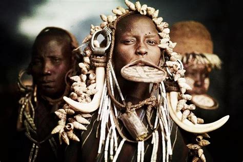 非洲这个原始部落，姑娘唇盘越大越美，与独龙族纹面女有得一比