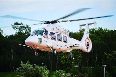 俄罗斯卡62直升机远东大学校园内降落展示
