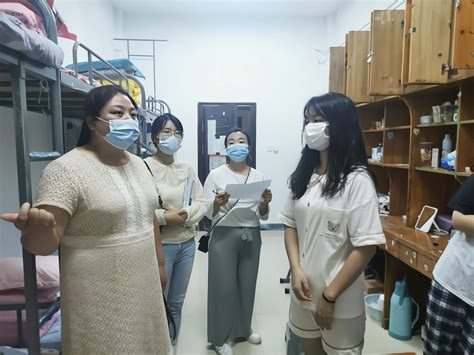 亳州学院美术系教师走访新生宿舍
