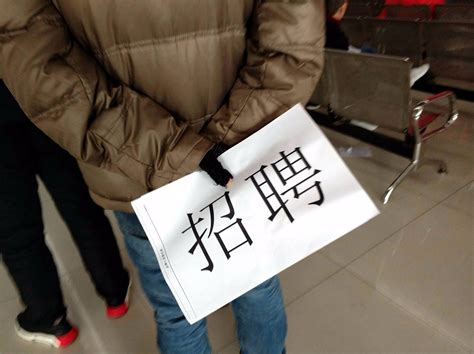 上海跑腿小哥：露宿街头日薪过万 赚的是辛苦钱 - 社会民生 - 生活热点