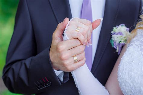 婚礼结婚戒指男人向他的女朋友给一枚订婚戒指幸福牵手救命图片下载 - 觅知网