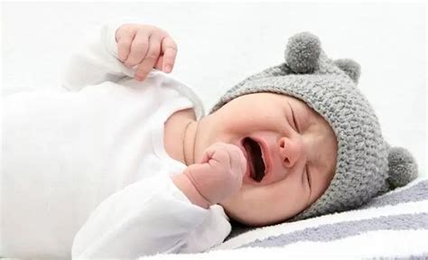 如何分辨孩子的哭声 宝宝一哭就抱是不是会宠坏他 _八宝网