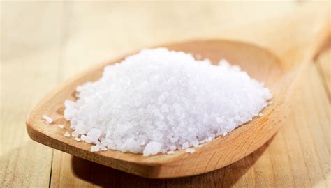 101秒｜你知道海盐是怎么制作的吗？探访青岛最后一块盐田，揭秘古法晒盐