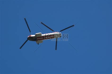 直升机飞过头顶高清摄影大图-千库网
