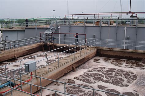 污水处理厂二级沉积槽中的废水这是清洁过程的最后一步清除了最后的较小微粒污水处理厂二级沉积槽中的废水高清图片下载-正版图片307164876-摄图网
