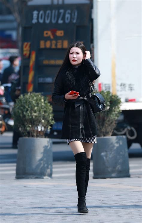 北京三里屯街拍：阳春三月，看看这里的姑娘们如何诠释新的时尚