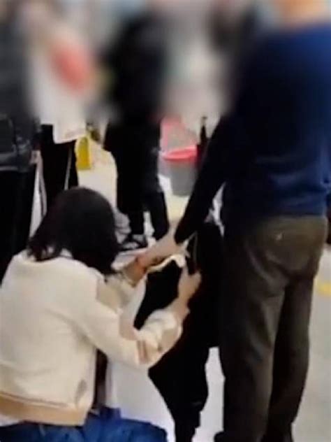 广州公交警方回应女生坐地指控男子猥亵：已介入调查|广州市|猥亵|公交_新浪新闻