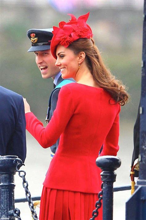 威廉王子夫妇出席帆船赛启动仪式 凯特王妃弯腰与萌娃对话