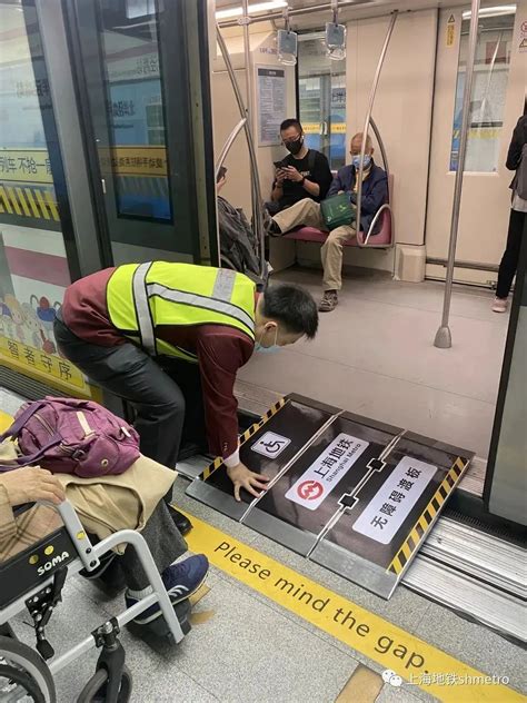 坐在轮椅上的女人在地铁站图片下载 - 觅知网