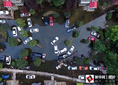 武汉大雨过后 一居民区内大量汽车被淹_海口网