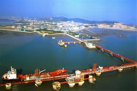 壮观！泉州泉港超千吨石化设备卸船上岸