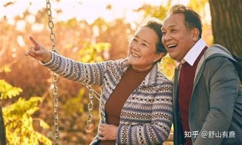 当60岁杨丽萍遇上61岁邓婕，网友：保养过度与自然老去的脸一目了然