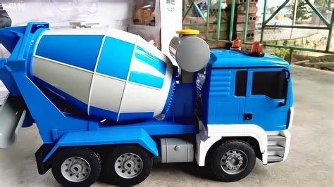 西藏7方小型不锈钢奶槽罐车客户提车现场-新乡市新东机械