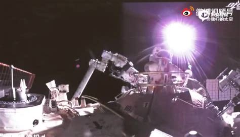 中国女航天员首次太空出舱_手机新浪网