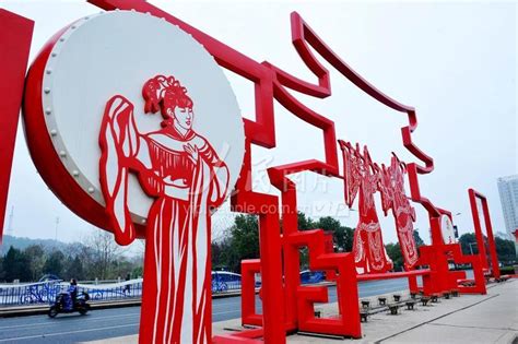 江西乐平：巨型剪纸文化造型景观扮靓新春街头-人民图片网