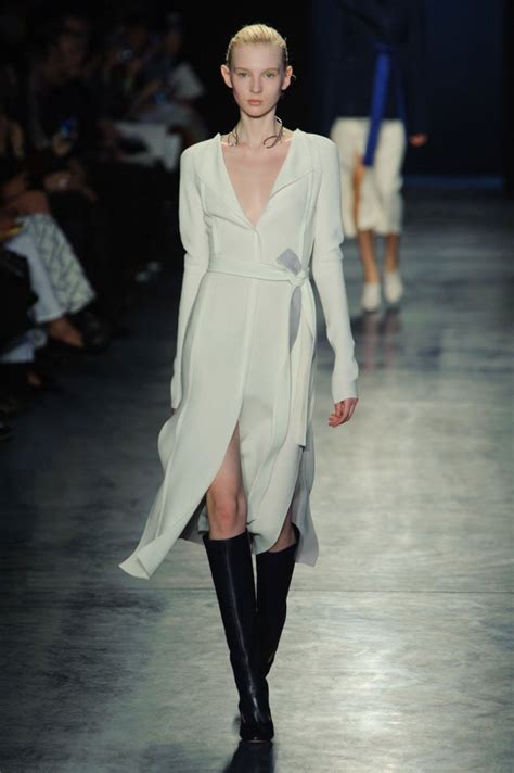 气质优雅、女人味十足的白色大衣 - 白色大衣White Overcoat - 天天时装-口袋里的时尚指南