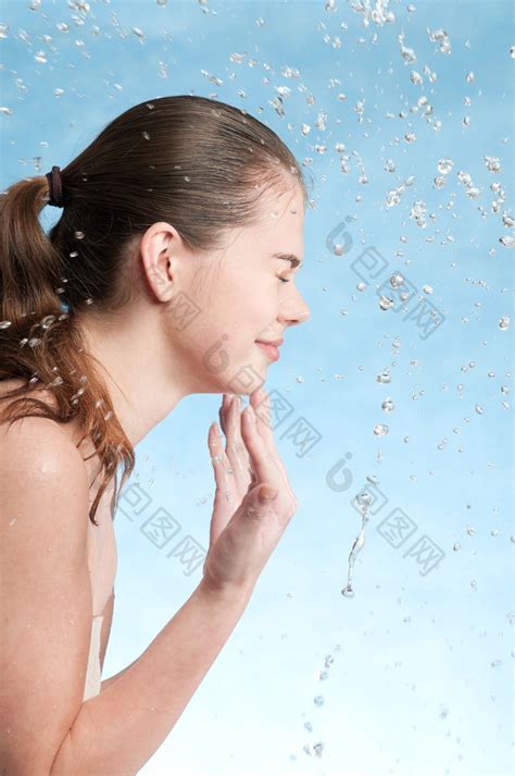 甜美女生洗脸头像