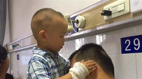 小儿子在病房里给生病的父亲看他的画高清图片下载-正版图片502708543-摄图网