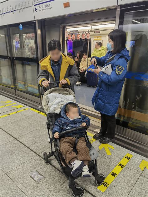 婴儿车独自上地铁 母亲哭寻 成都地铁5分钟找回！-四川文明网