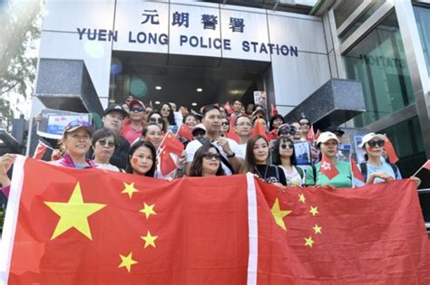 香港市民发起"暖港行动"撑警：阿Sir放心 14亿同胞挺你！_荔枝网新闻