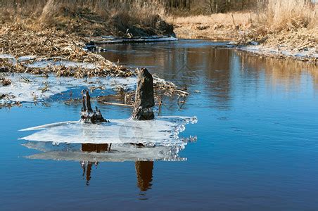 年轻的夫妇有乐趣在冬季散步的背景冰冻结的湖。情侣们坐在巨大的蓝色浮冰上，亲吻拥抱，从热水瓶里喝着茶。爱情故事。视频素材_ID ...