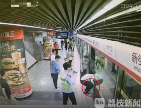 太尬！外套被地铁门夹住11站！他想去看电影，结果去了……__凤凰网