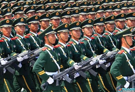 中国维和官兵在战场，解放军报记者在战场|南苏丹|朱巴|直升机_新浪新闻