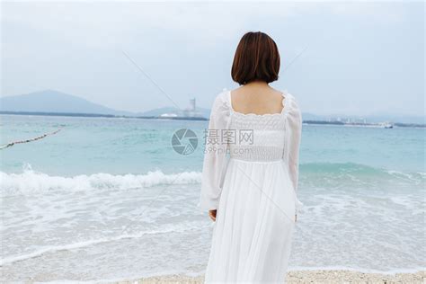 海边女性人物背影高清图片下载-正版图片500644331-摄图网